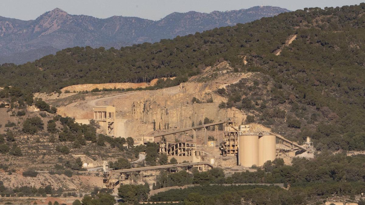 La cantera de Holcim en la montaña de Romeu.