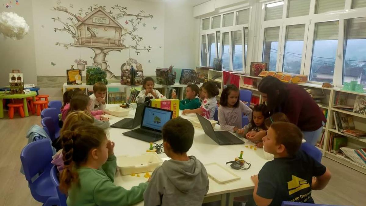 Niños del colegio de San Cucao en una actividad escolar