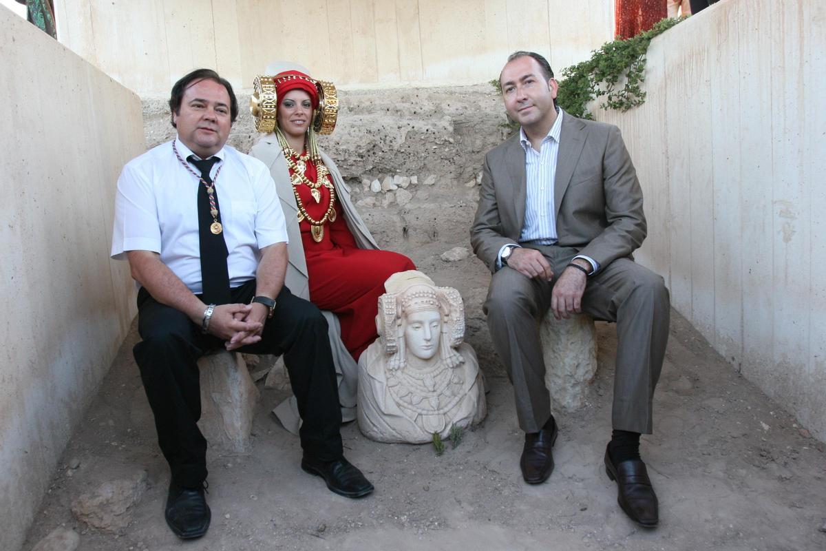 Martínez Camacho con la Dama Viviente y el entonces alcalde Alejandro Soler, en el lugar donde se halló el busto