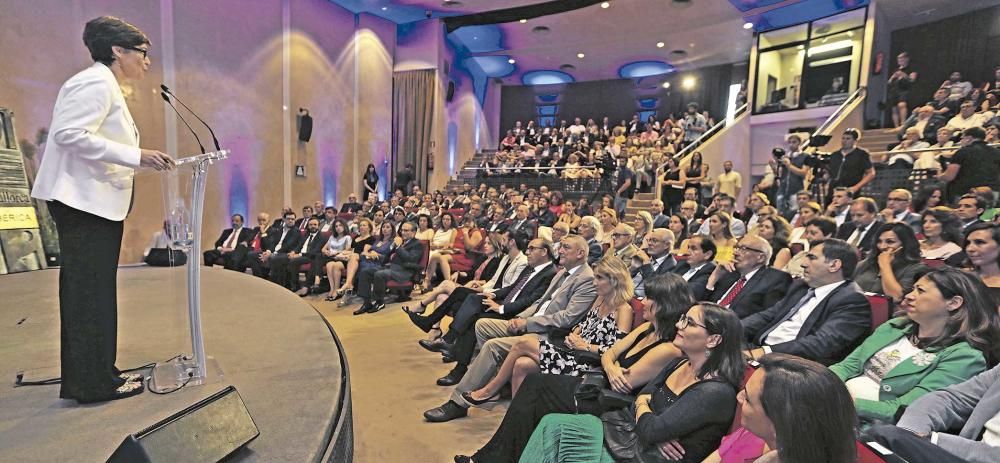 La presentadora de los Premis Diario de Mallorca, Mercè Marrero, en el abarrotado auditorio del Club durante la entrega de los galardones a las ocho mujeres que recibieron el reconocimiento de la sociedad.