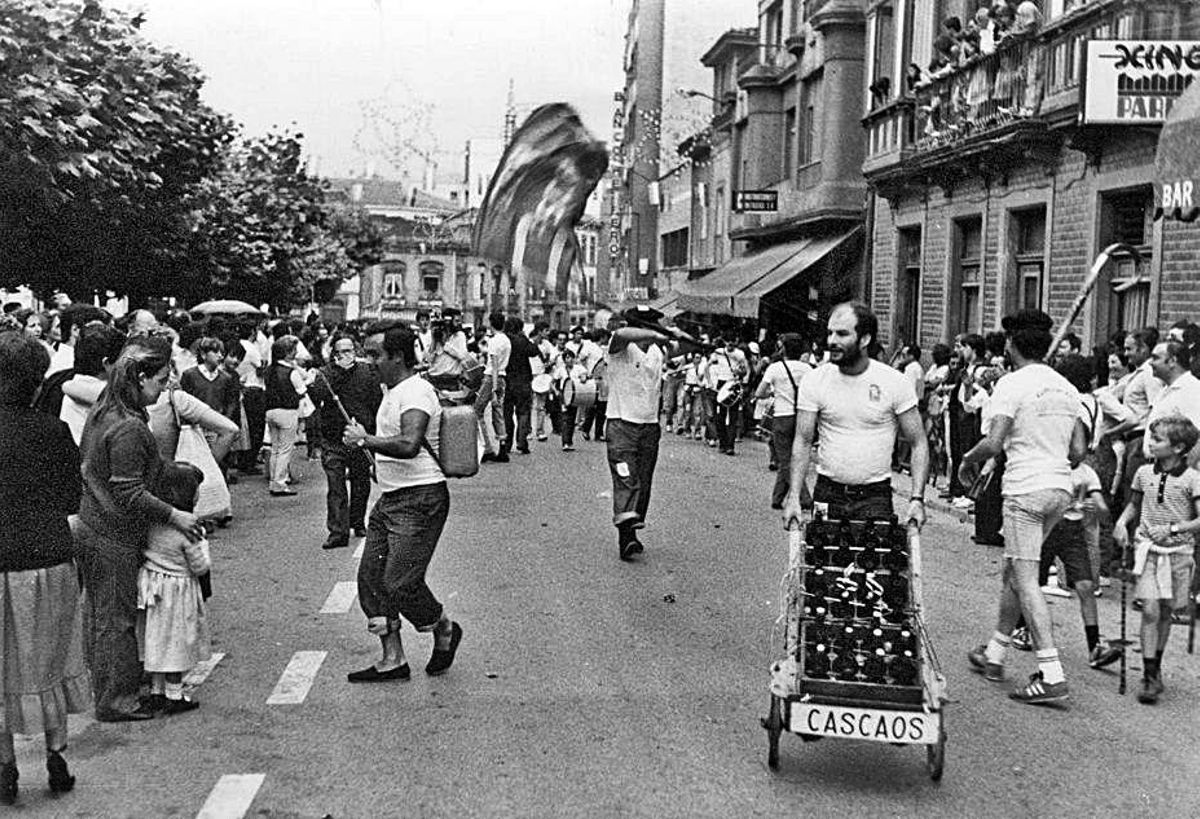 Miembros de “Los Cascaos”, en una edición del Carmín de hace años. | LNE