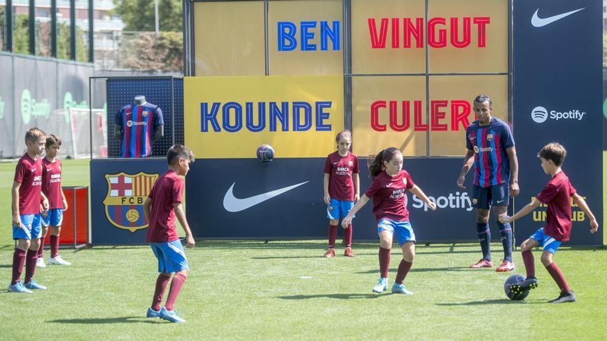 Jules Koundé participa en un rondo con un grupo de niños.