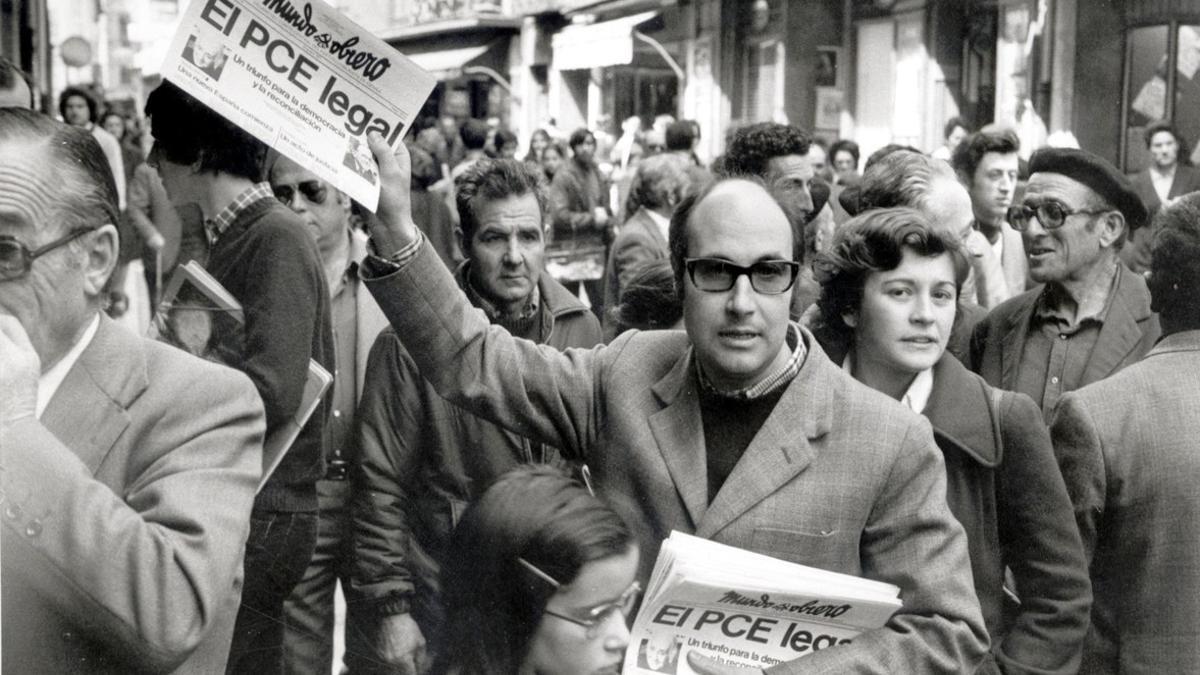 Un militante comunista vende ejemplares de 'Mundo obrero' con la noticia de la legalización del PCE, en Madrid.