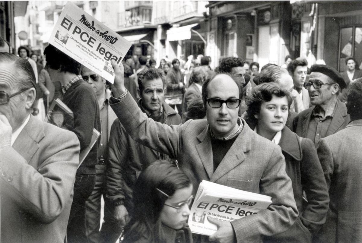 Un militante comunista vende ejemplares de ’Mundo obrero’ con la noticia de la legalización del PCE, en Madrid.