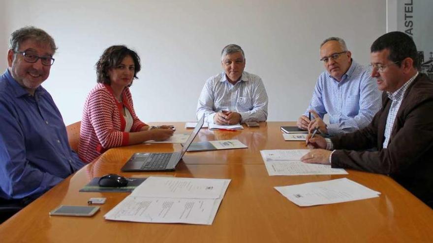 Sandra González (2º izq.) y Fernando Nogueira (centro), durante la reunión del comité. // FdV