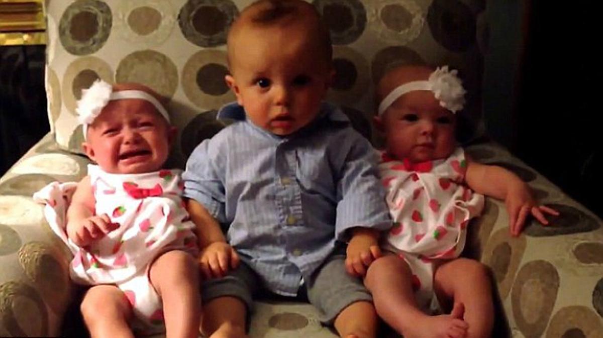 El vídeo que mostra la confusió del bebè al veure les seves dues germanes idèntiques.