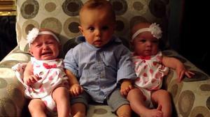 El vídeo que mostra la confusió del bebè al veure les seves dues germanes idèntiques.