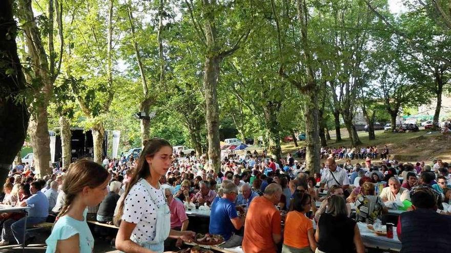 La fiesta del churrasco, ayer en Covelo, estuvo muy concurrida // A. Hernández