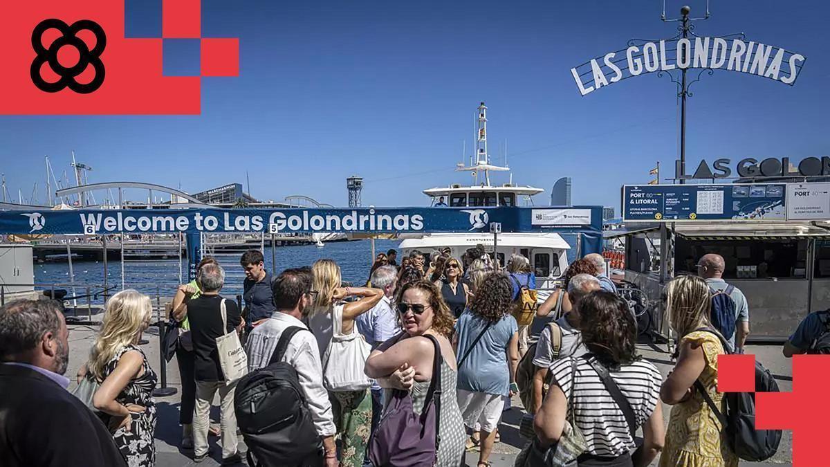 La salida de Las Golondrinas congrega a numerosos turistas en el Port Vell