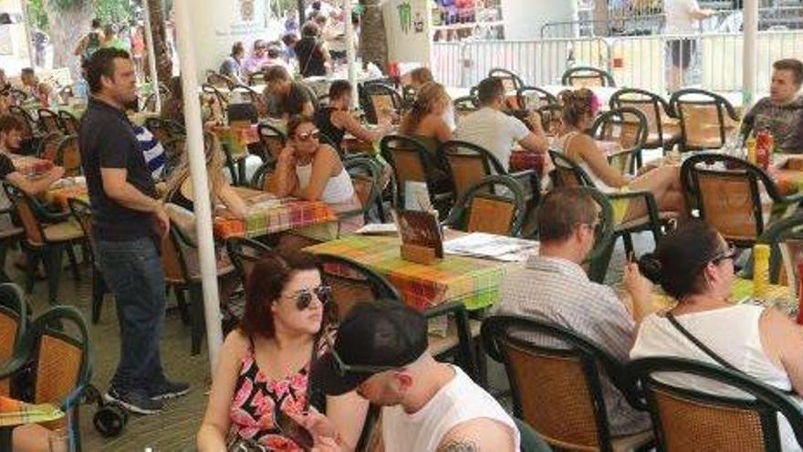 Turistas en una terraza de Ibiza, este verano.