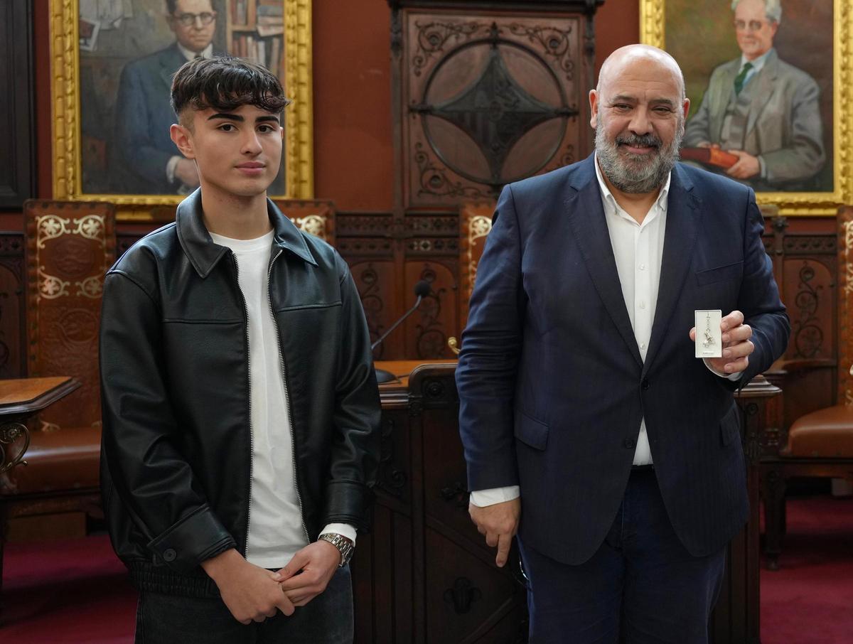 Mateus Vargas posa con el alcalde, Jaime Martínez.