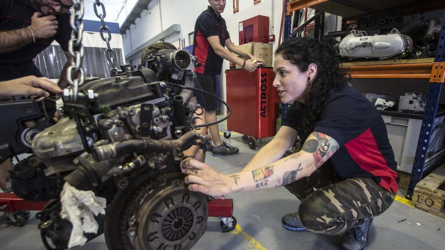 Becas para mujeres que cursen FP con poca presencia femenina: ¿Cómo y cuándo pedirlas?