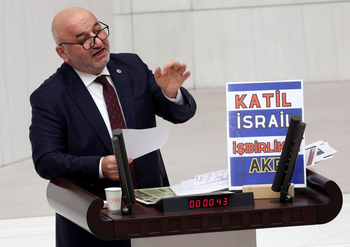 El diputado turco Husan Bitmez, momentos antes del infarto.