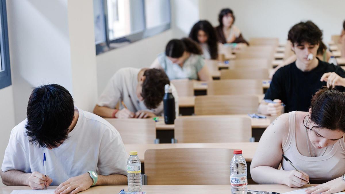 Alumnos durante el primer examen de la PAU 2025.