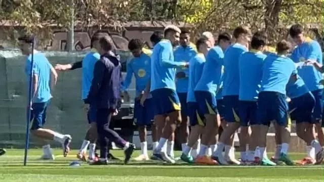 Pasillo y collejas para Álvaro Cortés el día de su cumpleaños y de la firma de su nuevo contrato