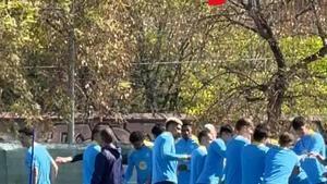 Pasillo y collejas para Álvaro Cortés el día de su cumpleaños y de la firma de su nuevo contrato