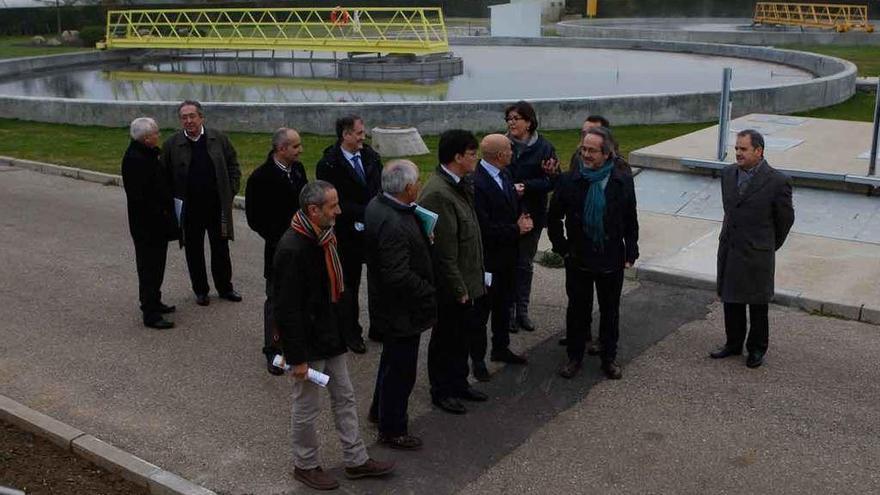 Autoridades y técnicos visitan la depuradora tras la firma de la cesión de la ampliación.