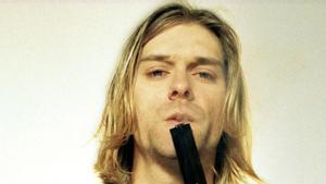 Kurt Cobain, con una pistola simulada en su última sesión de fotos.