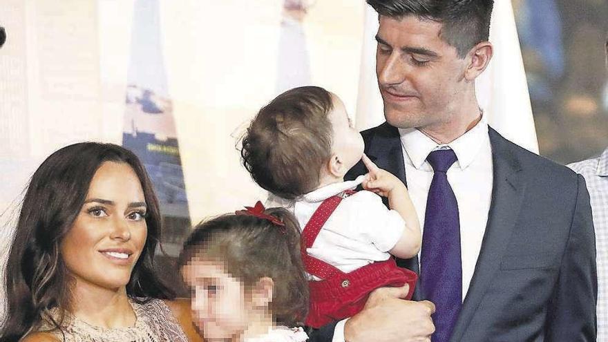 Marta Domínguez y Courtois con sus dos hijos ayer en la presentación del portero del Real Madrid. // Efe