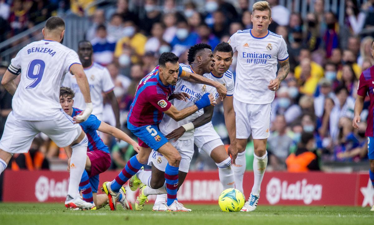 Busquets recupera un balón ante Vinicius