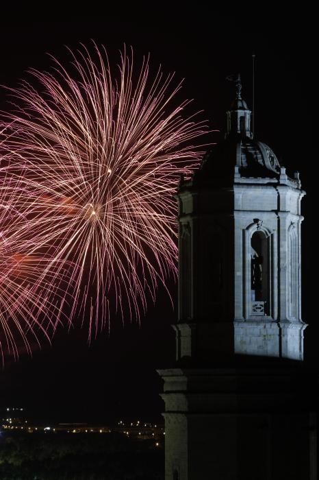 El castell de focs tanca 10 dies de Fires a Girona