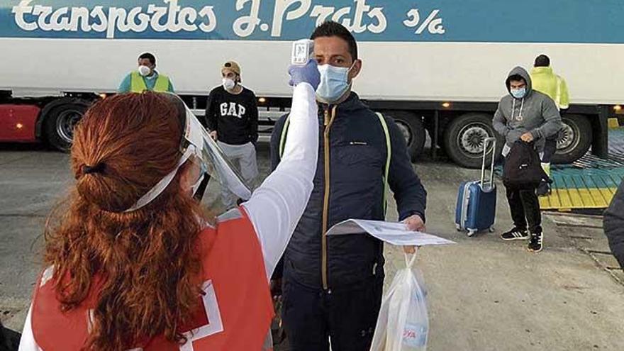 En los puertos y aeropuertos se toma la temperatura a todos los pasajeros recién llegados.