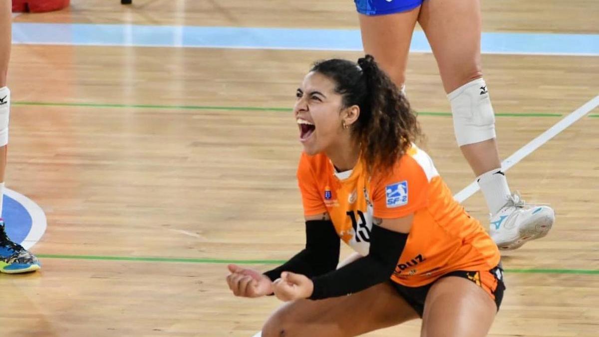 Carlota Socas celebra un punto en un choque de Superliga 2