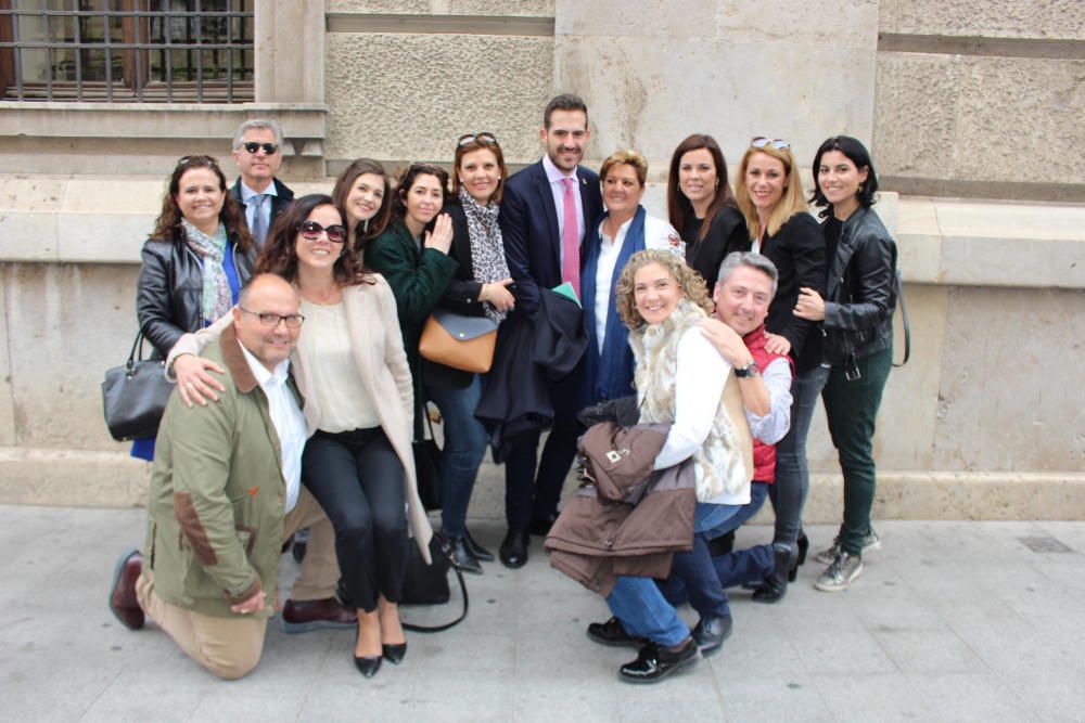 Se marchó la comitiva, pero aún andaban por allí los padres de la corte infantil.