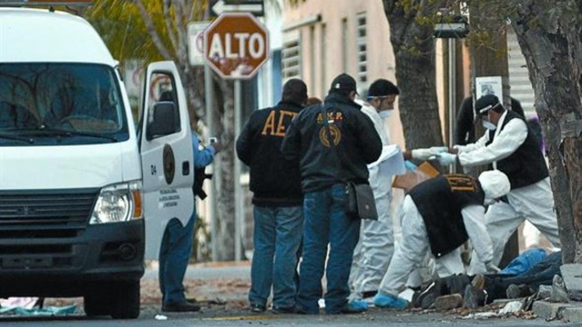 Violencia diaria 8 Expertos forenses trabajan en un lugar de Monterrey, donde ocho hombres fueron abatidos el pasado jueves.