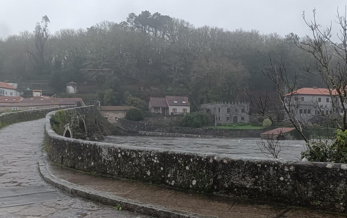 Estado del río Tambre en A Ponte Maceira, entre Ames y Negreira, este lunes por la mañana