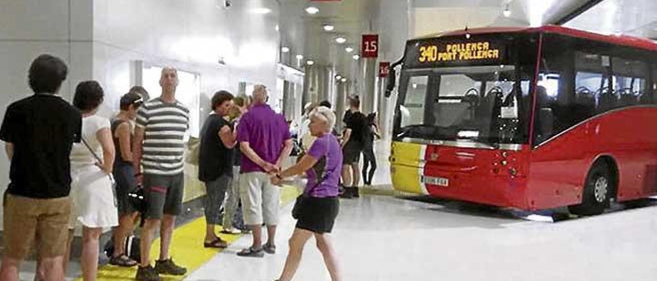 Usuarios esperan el autobús en la estación de Palma.