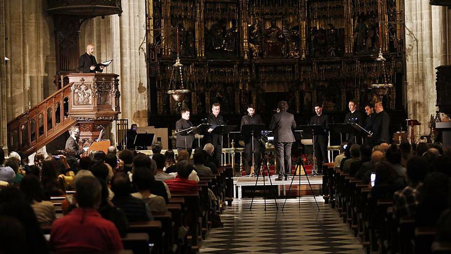 El concierto de gregoriano en la Catedral de Oviedo. | Luisma Murias
