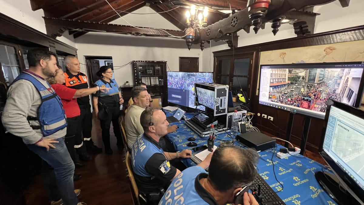 Íñiguez supervisa el puesto de mando de Santa Catalina el domingo en la cabalgata infantil.