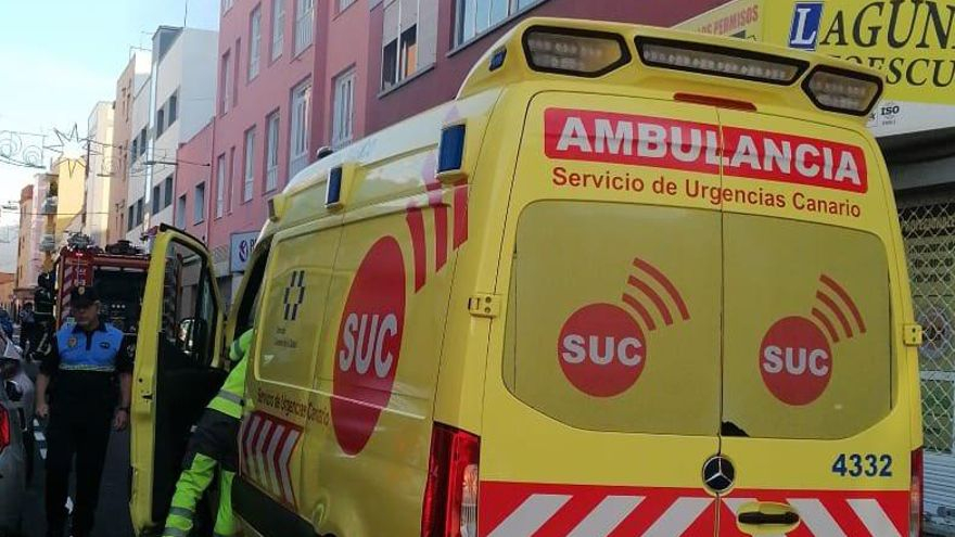 Efectivos del SUC durante su intervención en el incendio.