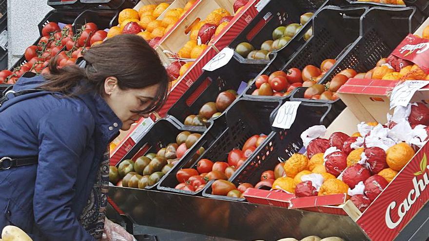 Una mujer compra en una frutería.