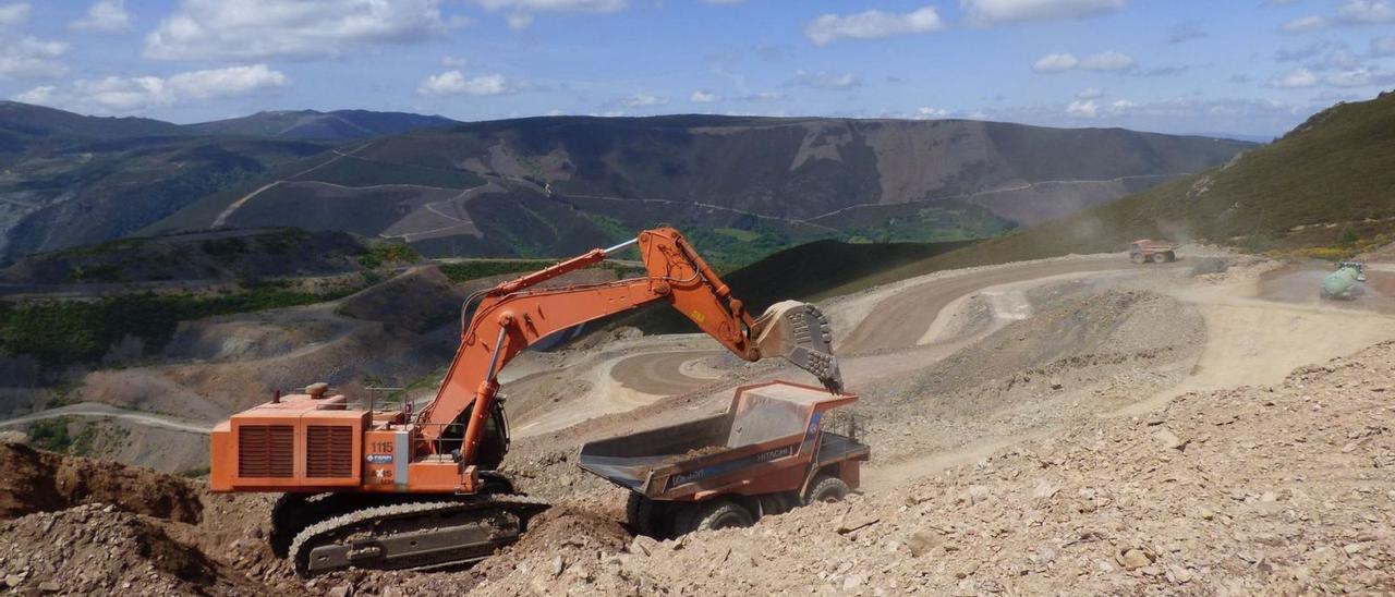 Trabajos de restauración en la antigua mina a cielo abierto de Tormaleo. | D. Á.
