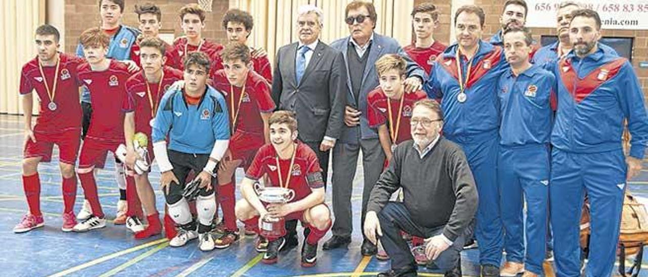 Balears cadete posa con el trofeo de subcampeona de España de fútbol sala.