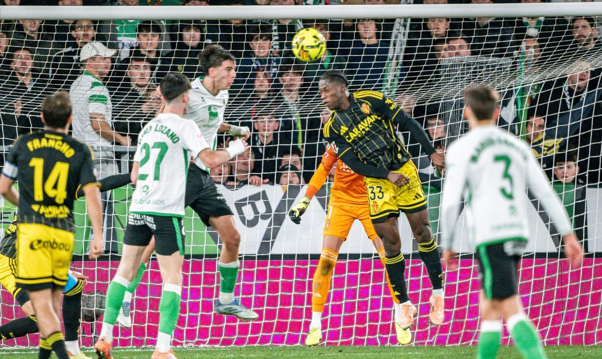 Saidu despeja un balón en el partido del Real Zaragoza en Santander del sábado.