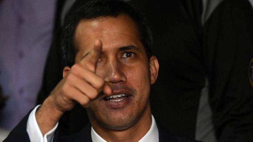 Guaidó llama a rodear los cuarteles para forzar a los militares que den la espalda a Maduro