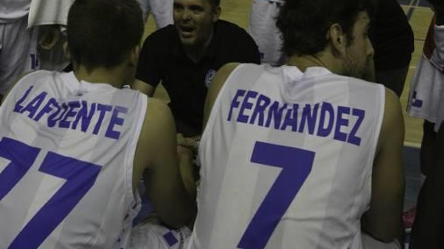 El técnico David Varela da instrucciones en un tiempo muerto.