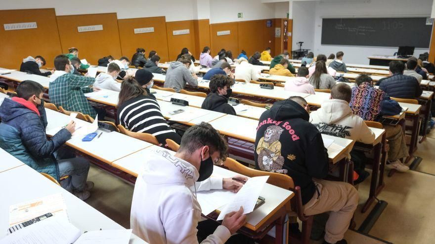 El Ministerio rechaza más becas universitarias pese a bajar también las solicitudes