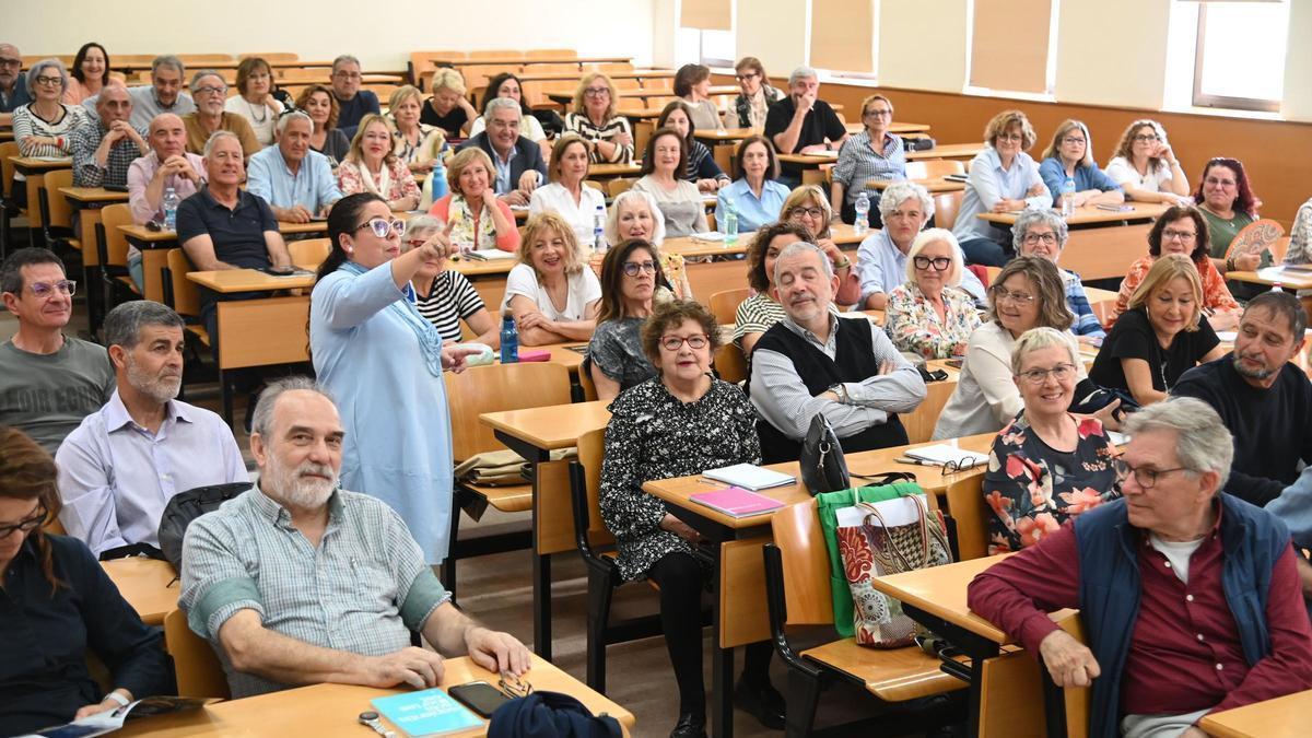 UNIVERSITAT PER MAJORS | La UJI de los jubilados: «Desde que voy a clase voy menos veces al médico y me han quitado pastillas»