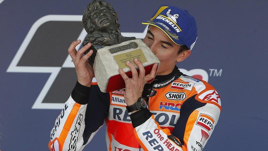 Marc Márquez amb el trofeu de campió