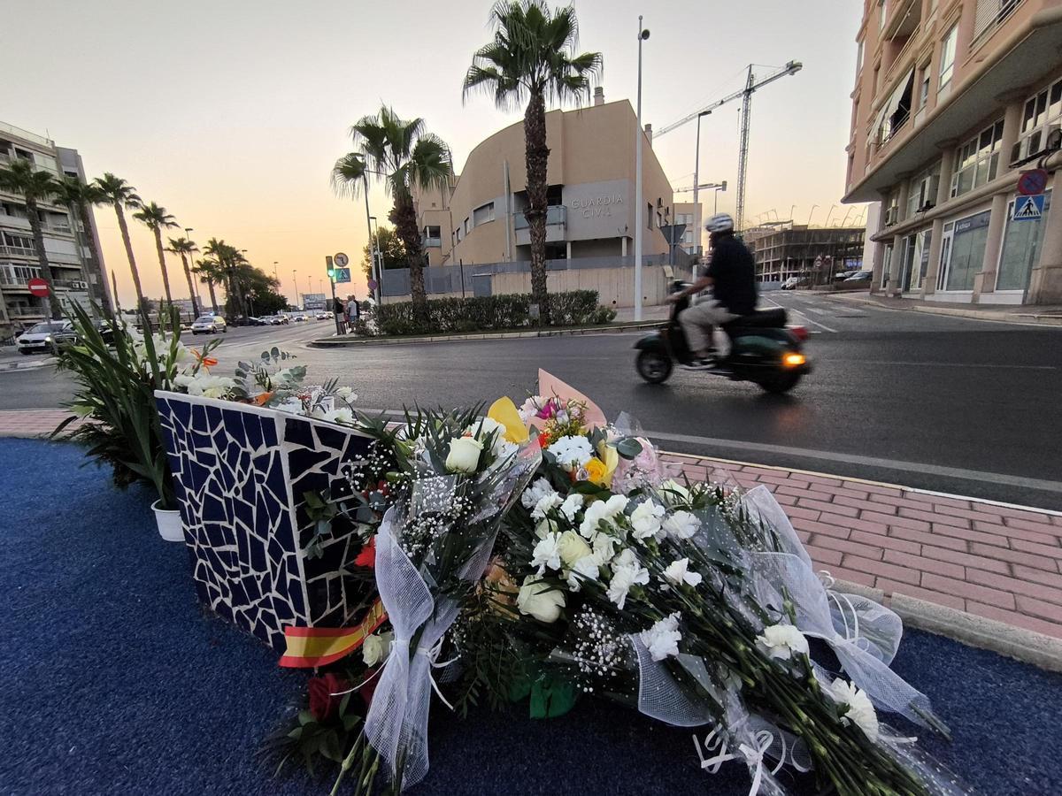 Flores en la plaza de Santa Pola en honor a Silvia Martínez