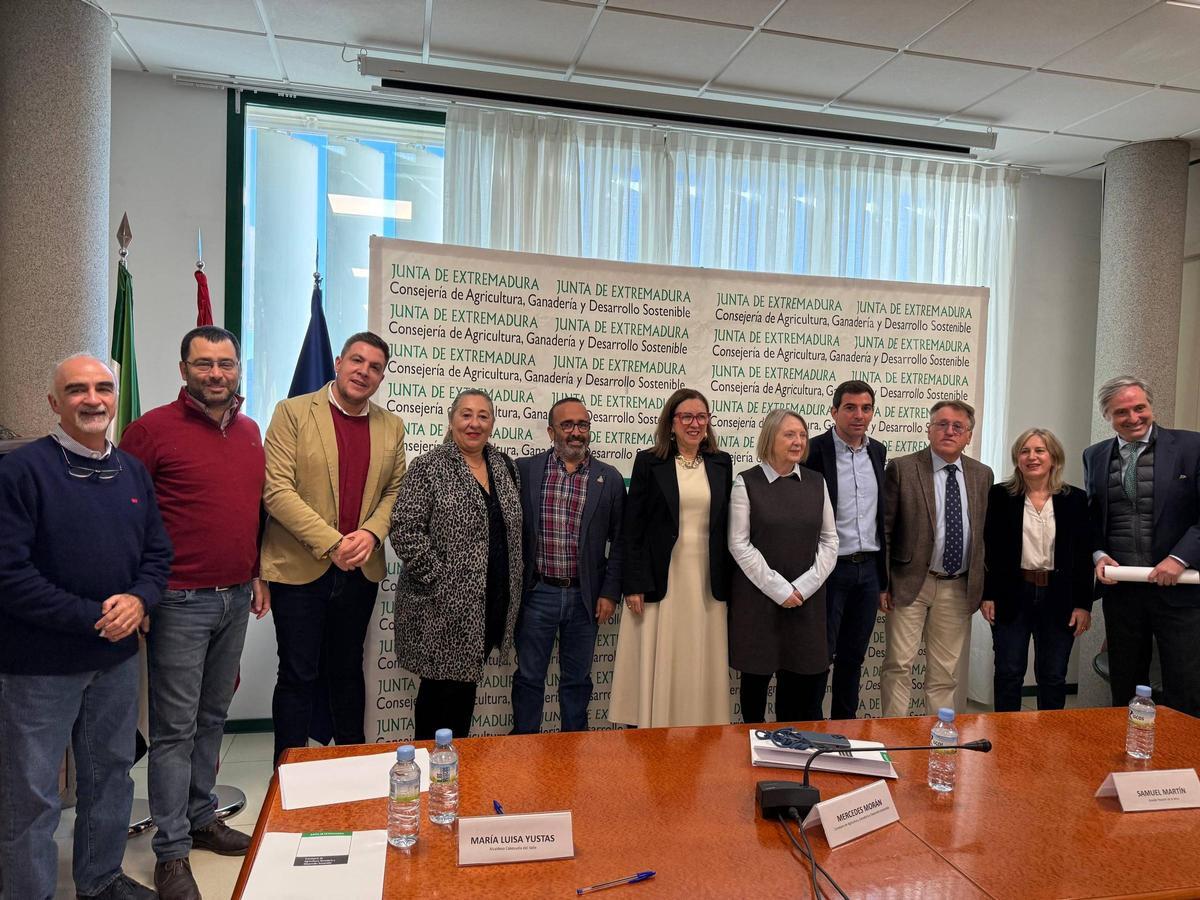 Los representantes durante la firma.