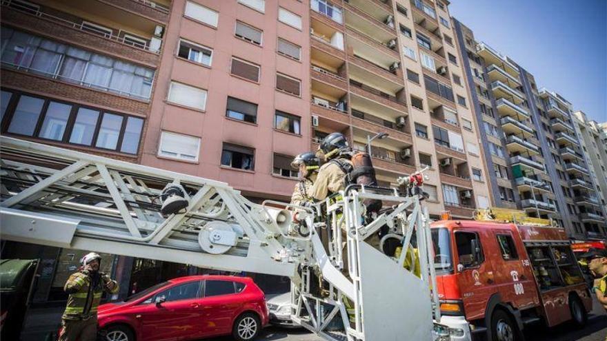Rescatadas cuatro personas de un incendio en un piso en Tenor Fleta
