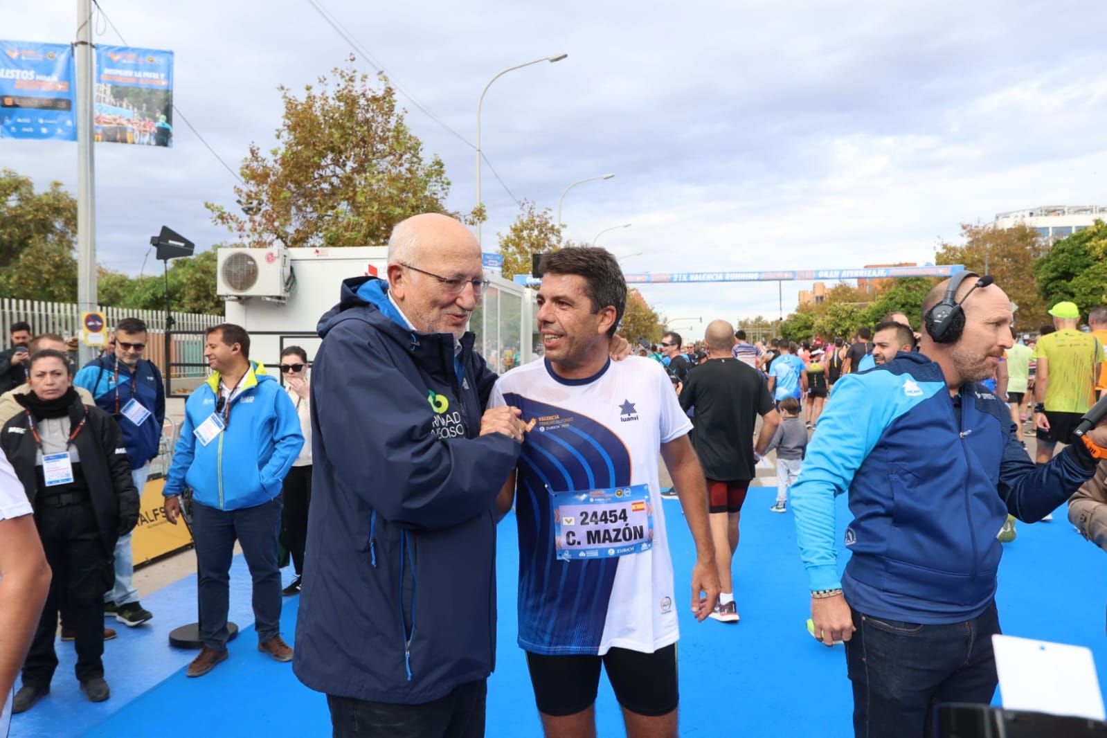 Carlos Mazón participa en la media maratón de València