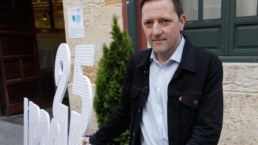 El escritor aragonés Ignacio Martínez de Pisón cierra el ciclo  "Así suena la memoria democrática en Mieres", el concejo donde "inició su carrera literaria"