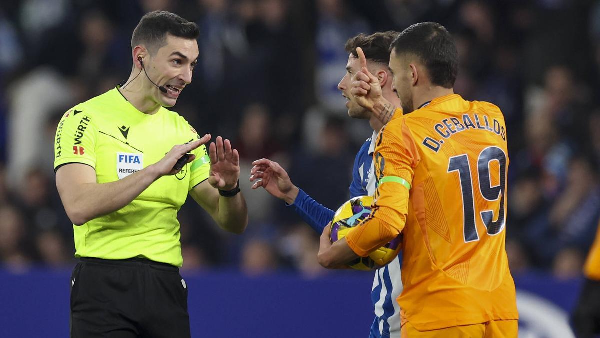 El árbitro Alejandro Muñiz Ruiz, en el Espanyol - Real Madrid.