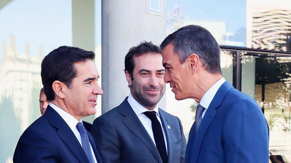 El presidente del BBVA, Carlos Torres, el ministro de Economía, Carlos Cuerpo, y el presidente del Gobierno, Pedro Sánchez.